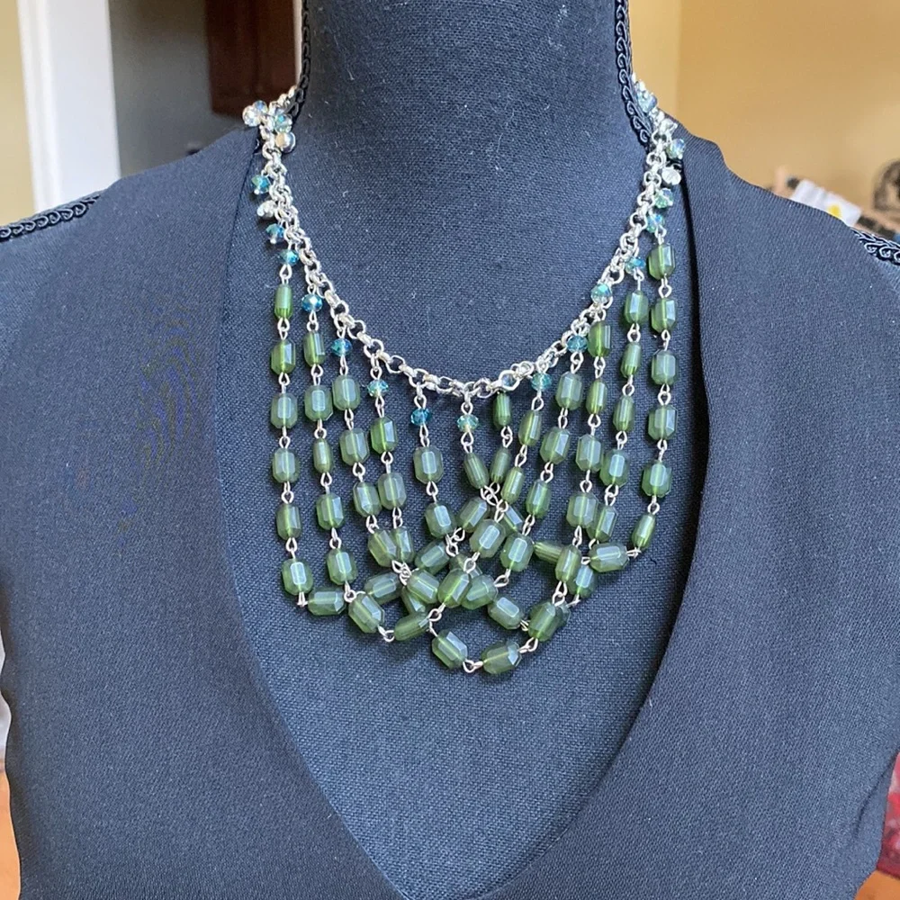 Gorgeous acrylic green & AB rhinestone Festooned chain Statement necklace. - Picture 11 of 12